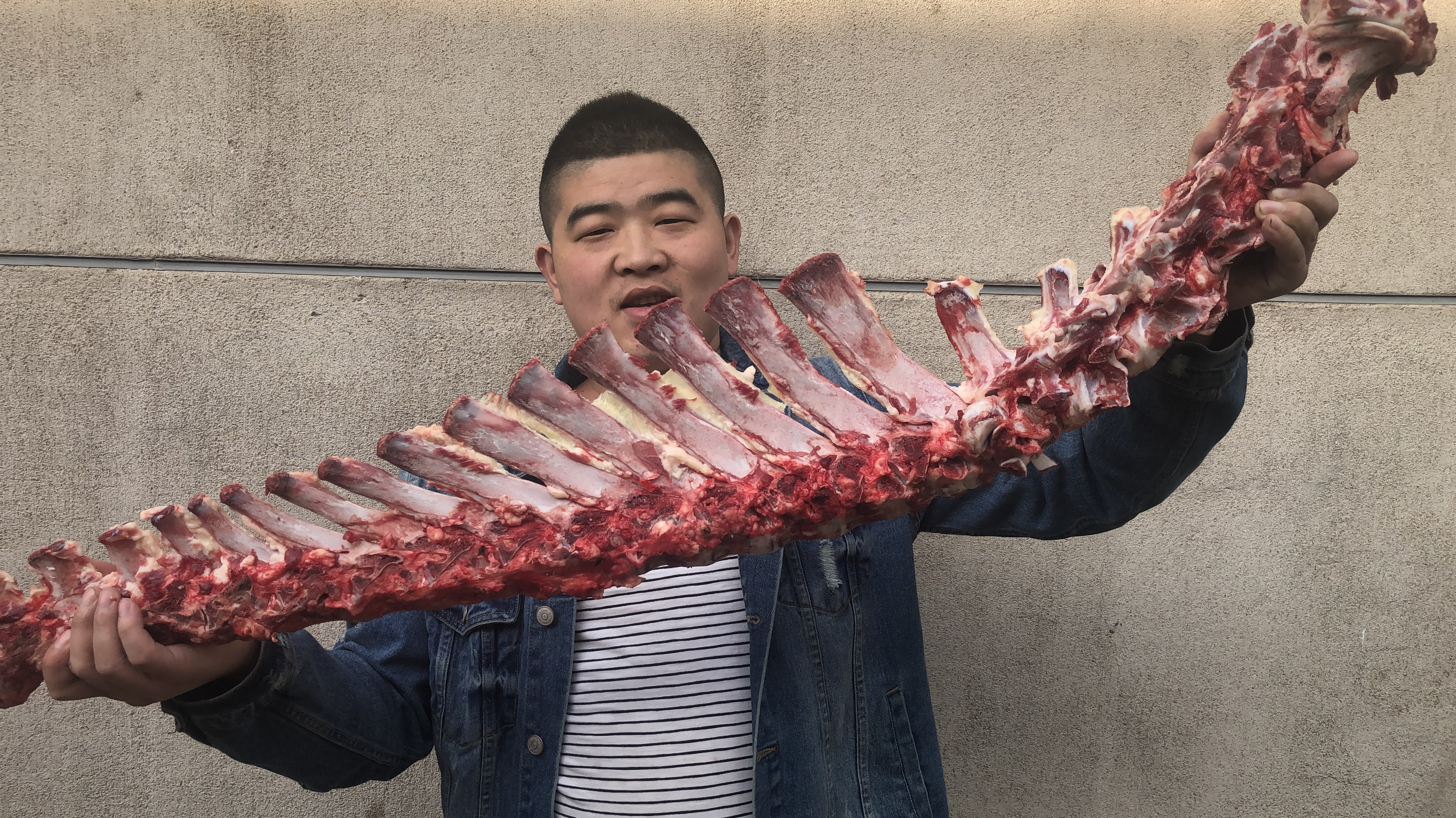 22元钱买了一整根牛脊骨外加200元牛肉熬糁,鲜香四溢,过瘾