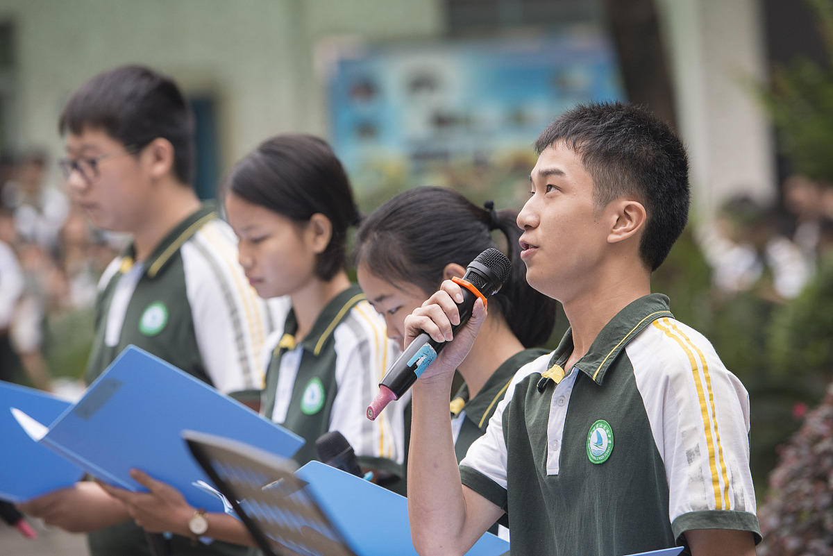 贫穷：一首关于希望与奋斗的诗