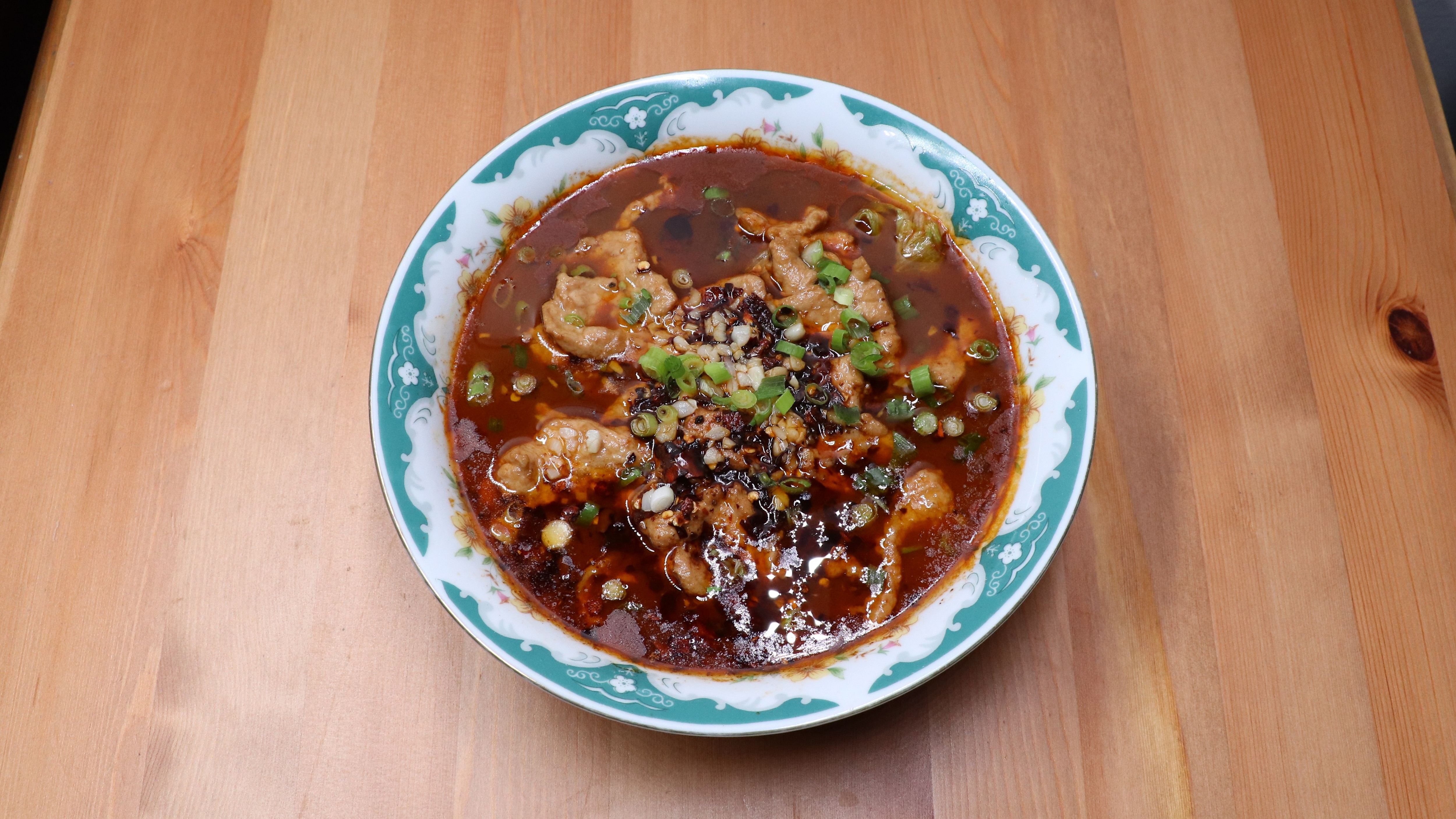 今天做一道经典川菜,水煮肉片,肉片滑嫩爽口,味道麻辣鲜香