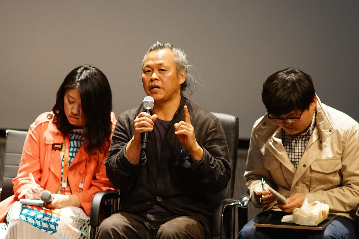 2015年04月19日,北京,知名导演现身北京电影学院出席一场学术交流活动