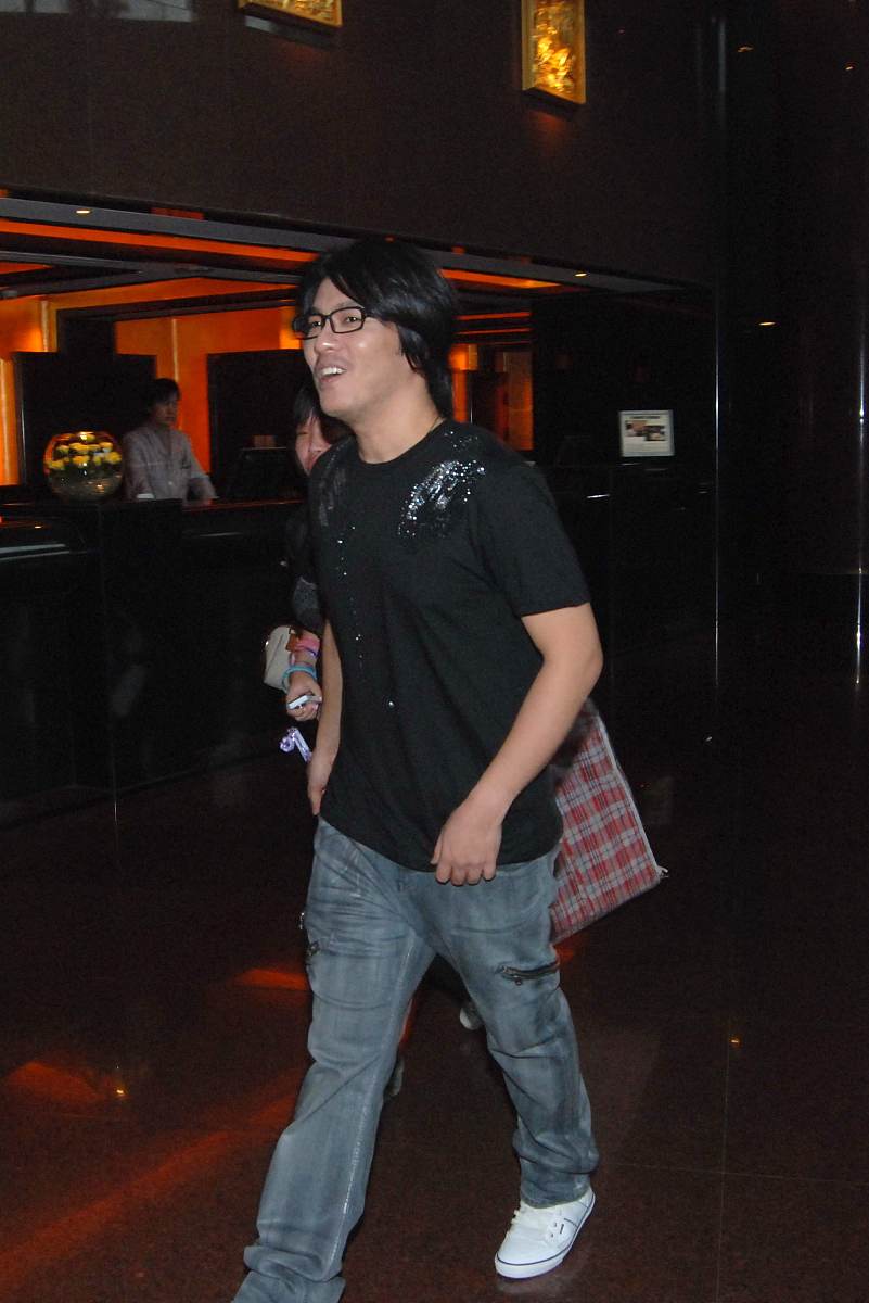 2009年10月13日,上海,群星参加完世博会200天倒计时演唱会后,纷纷返回