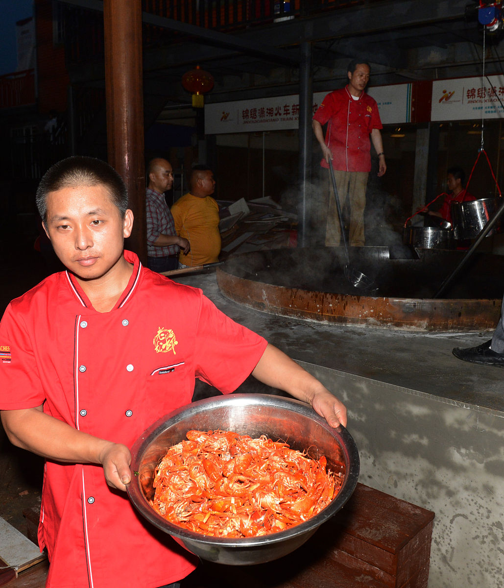 大铁锅尺寸型号表：选择适合您的家庭尺寸