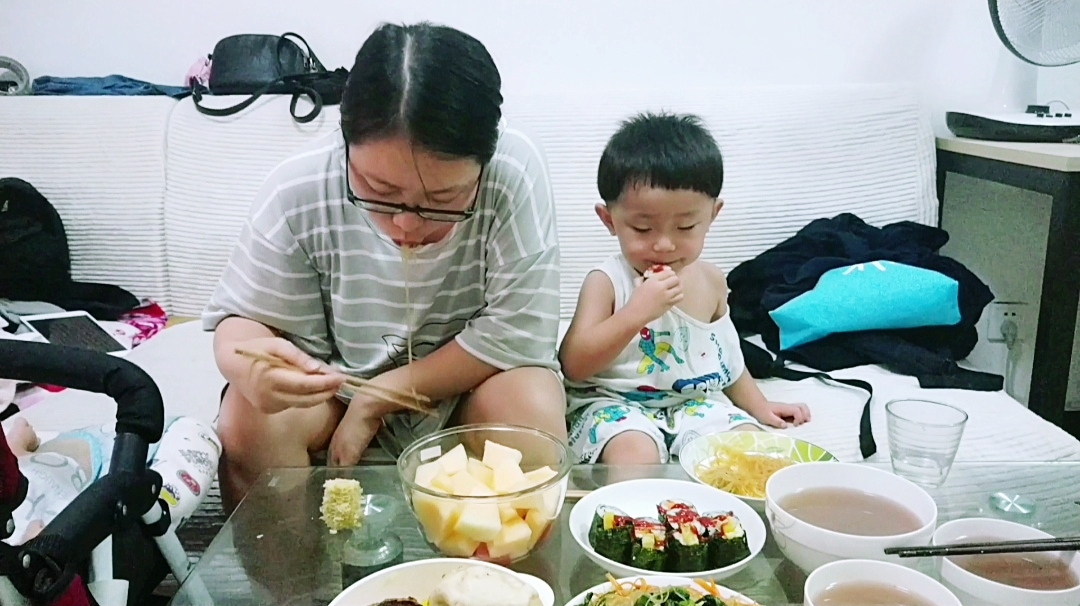 北漂的一家人,三妮今天做寿司,儿子馋坏了直接下手