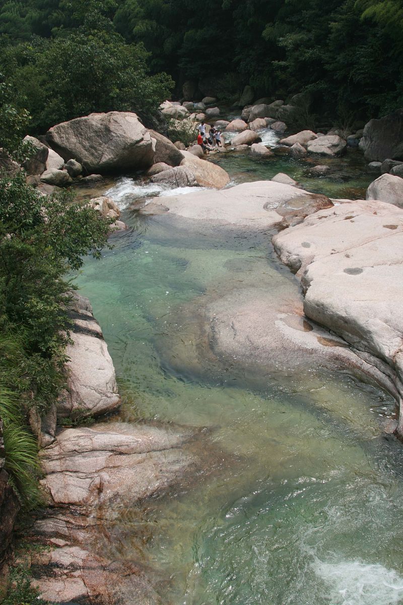 帮我起一男一女的网名要求：是情侣名称男女两个名称有关联、大气、简单、好记、朗朗上口、有诗意、3个汉字、不是网络上常见的网名请提供10个