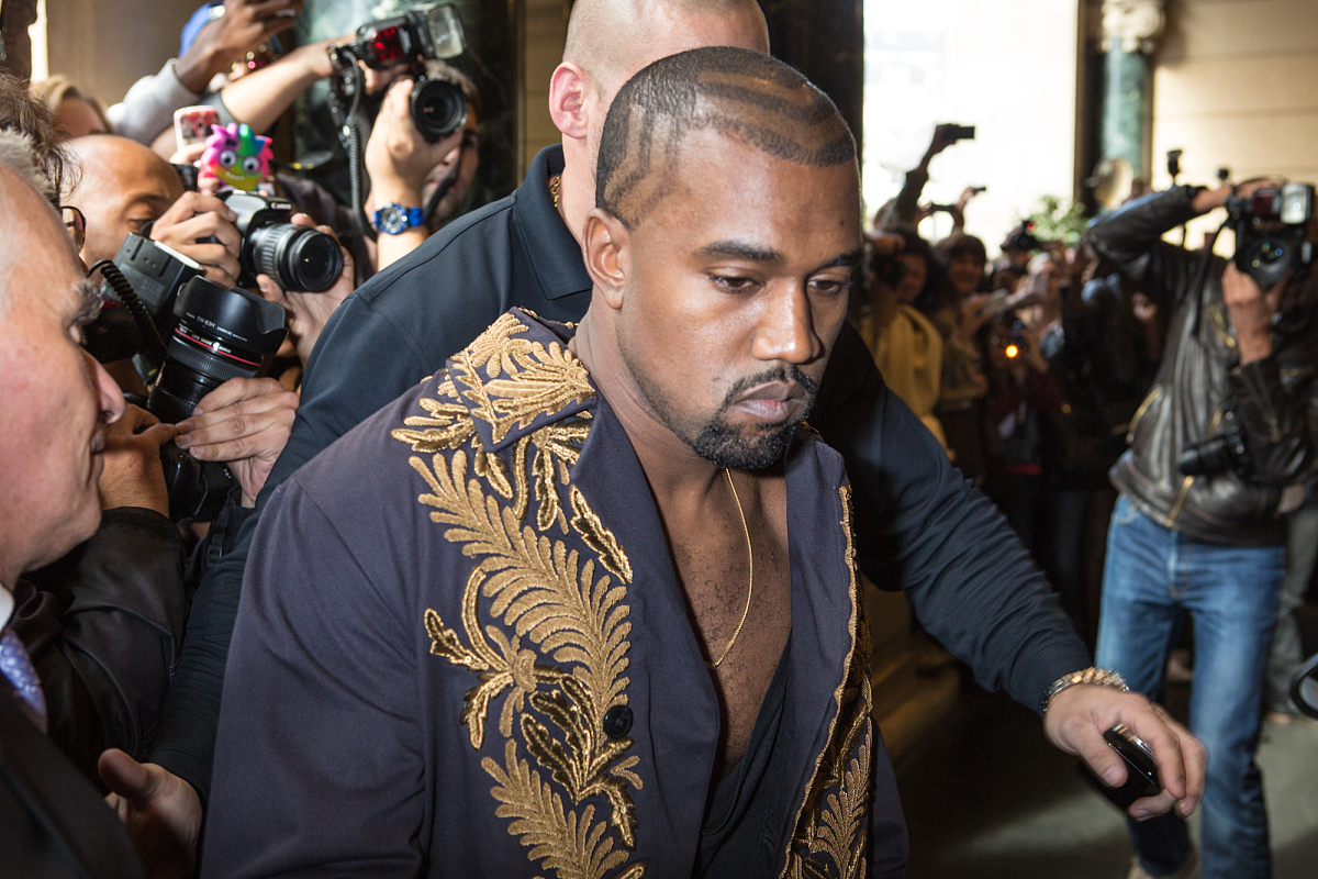 你是一名WWE的专业解说请你解说一下wwe SmackDown 1213期光头对决小辫子这场比赛