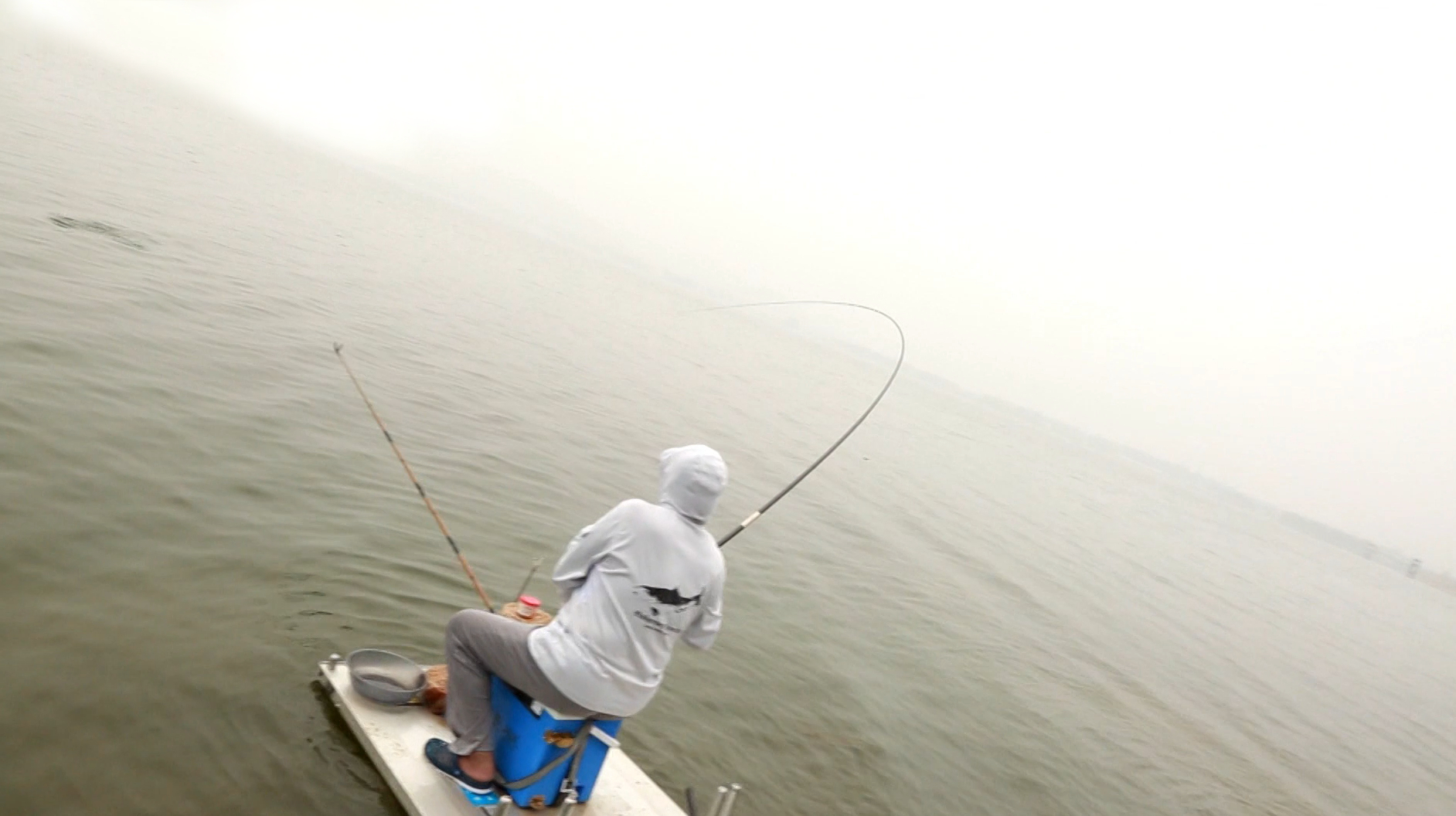 大鱼一个发力,鱼竿断了!只见化老师接过断竿继续遛鱼!