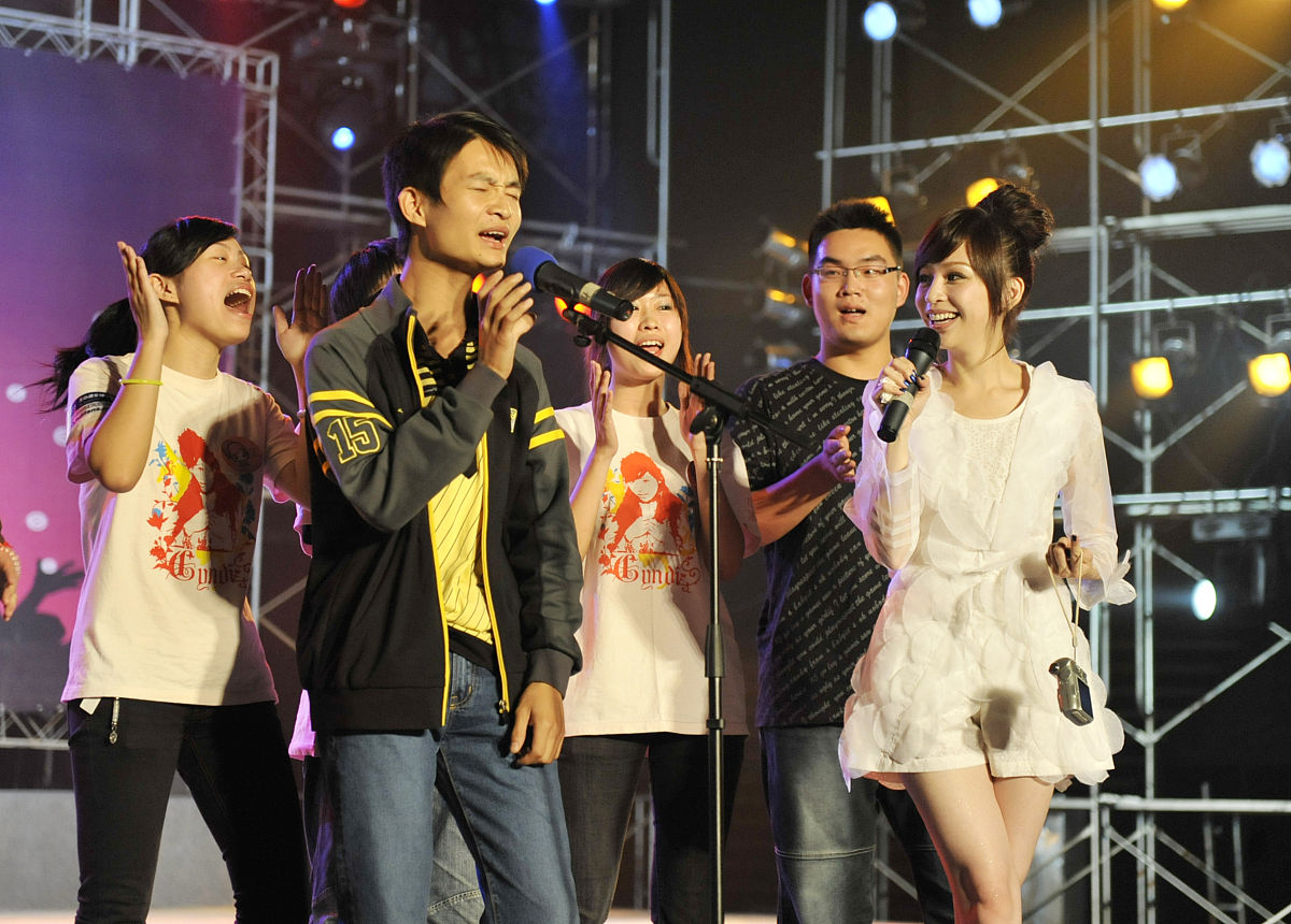 创作一首类似把悲伤留给自己的歌词