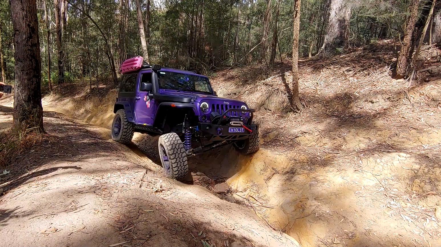 [图]4x4吉普越野车极限挑战崎岖山路