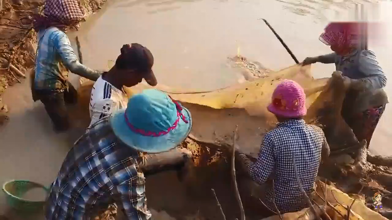 农村大妈在家无事,到小溪里拉网捕鱼,收获满满,好开心