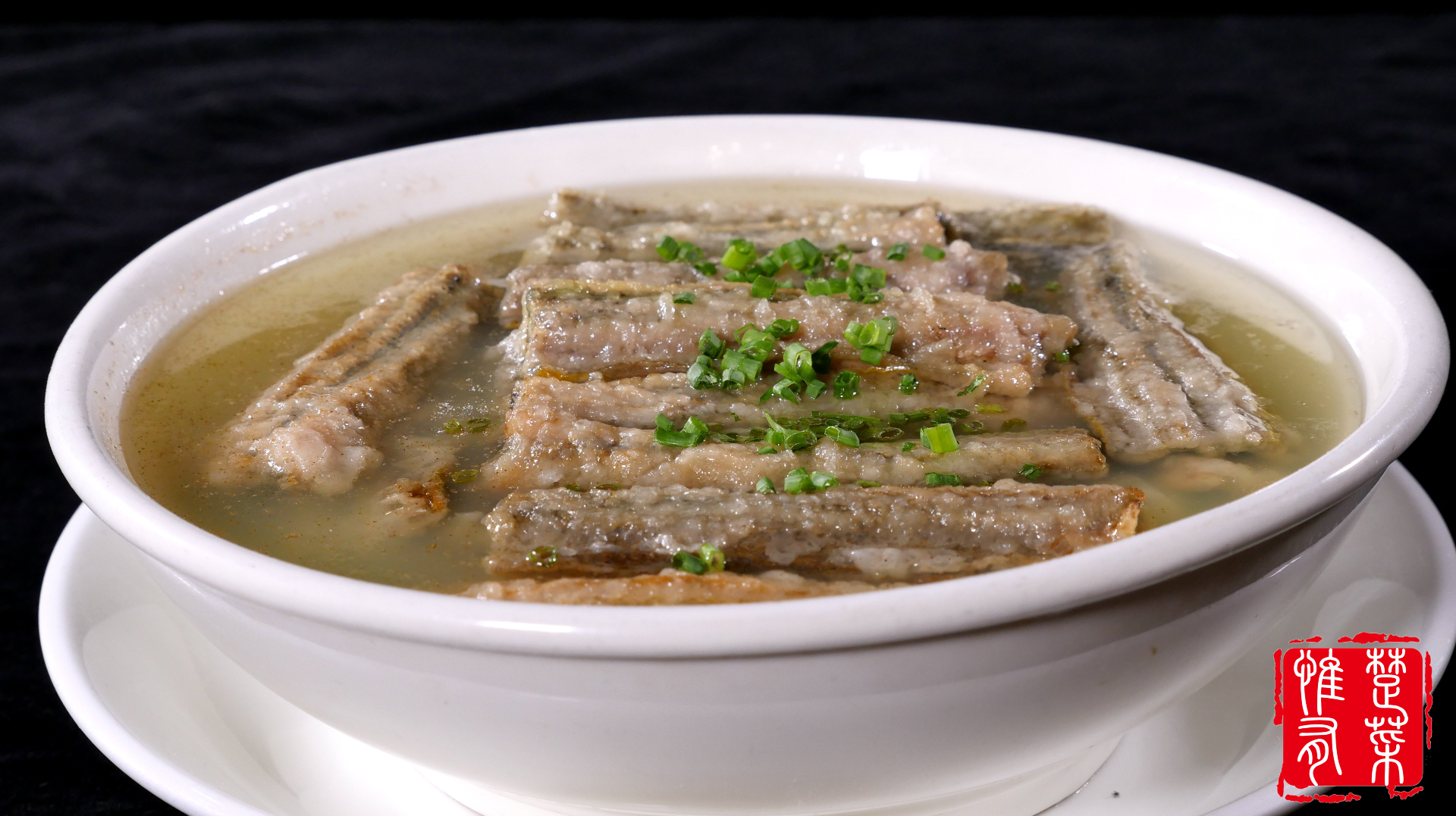 厨师长教你:“清蒸鳝鱼”的正宗做法,原汁原味,吃肉喝汤真过瘾