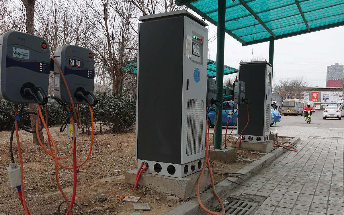 提供3个中国品牌1000-2000元支持太阳能充电的户外电源型号、参数和价格