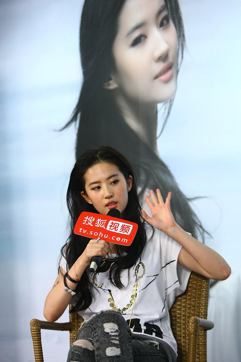 刘亦菲：神仙姐姐，精致容颜，出尘气质