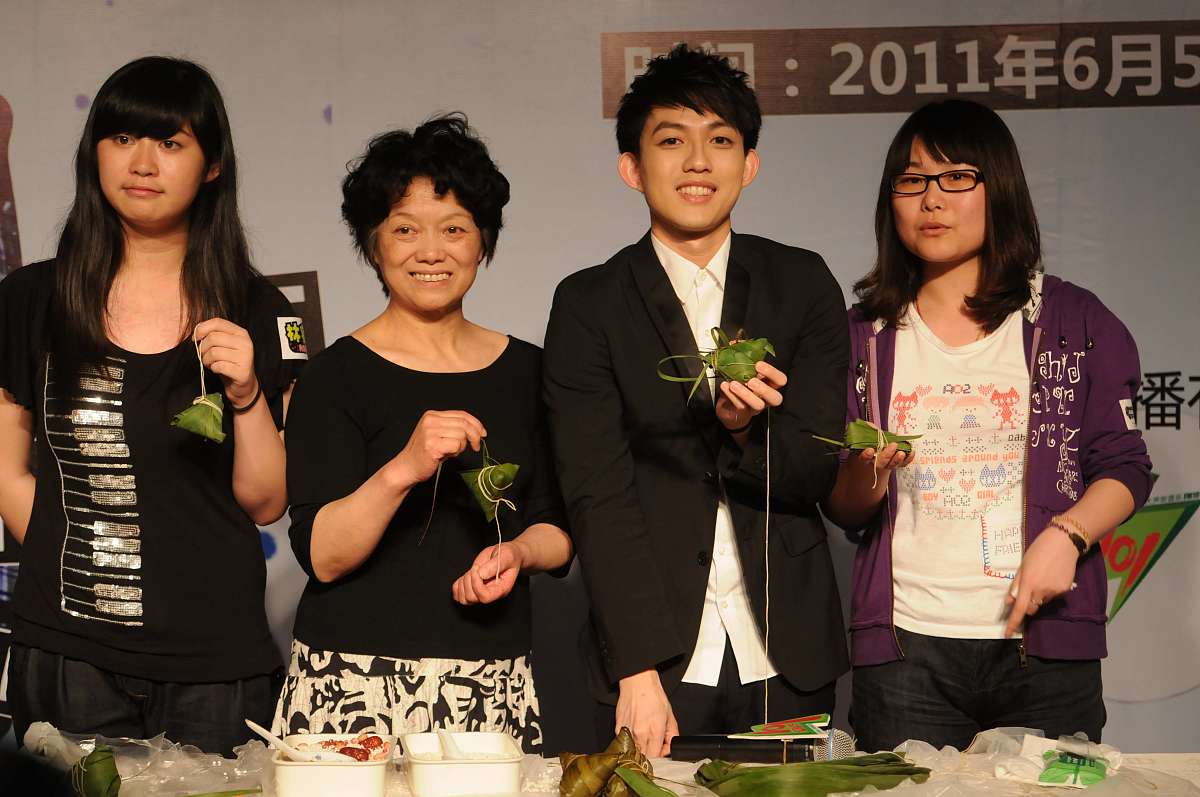 2011年6月5日,上海,歌星林宥嘉在上海新天地时尚广场召开《美妙生活》