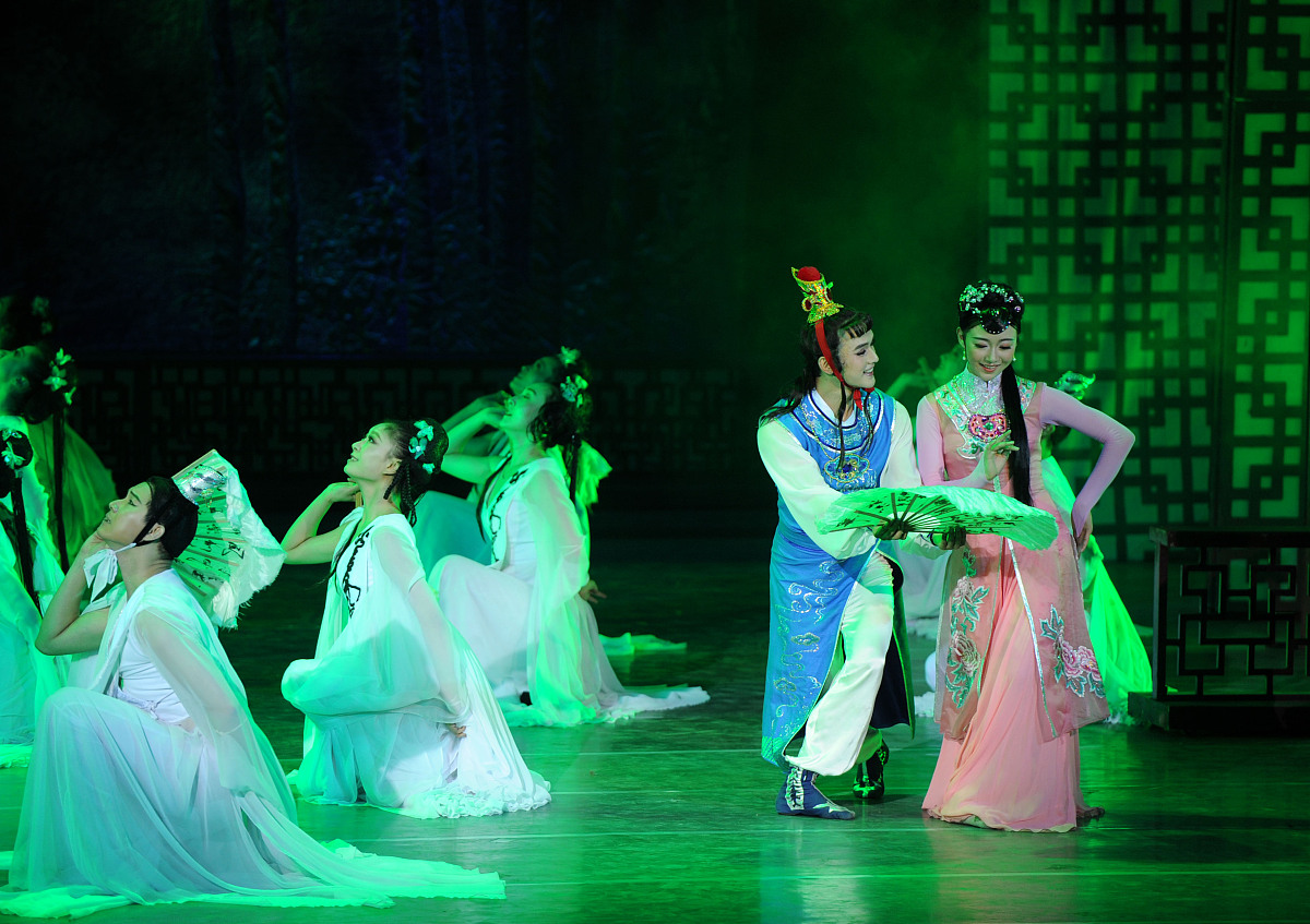 我需要你创作出一个毕业舞剧的剧本要求：具有江南风情的背景11位女生的故事可借鉴经典的文学书籍或电影剧情