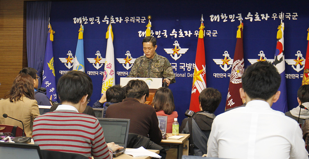 当地时间2012年4月13日,韩国国防部政策官员shin won-shik将军召开新