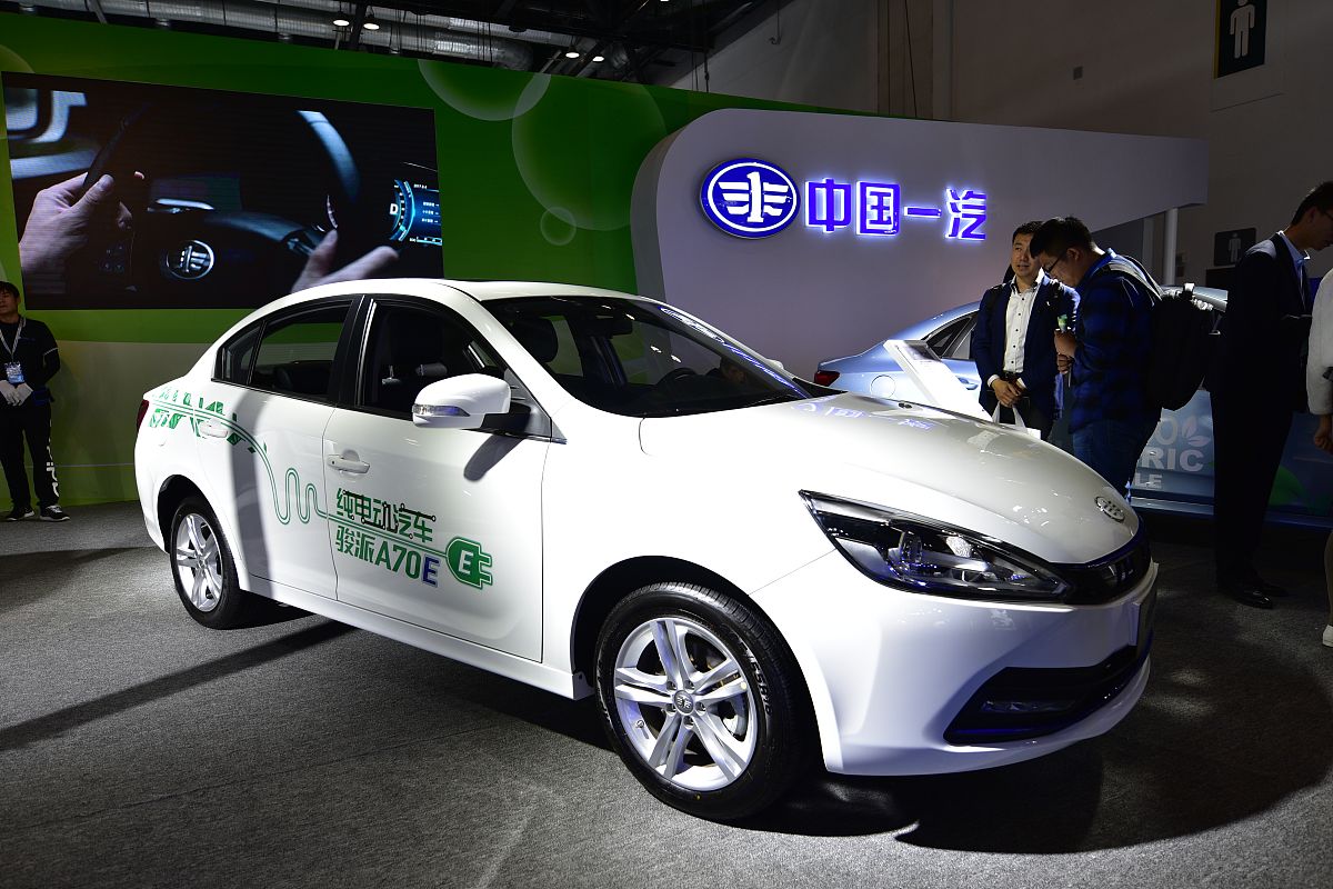 请帮我列举比亚迪汽车的优点和不足