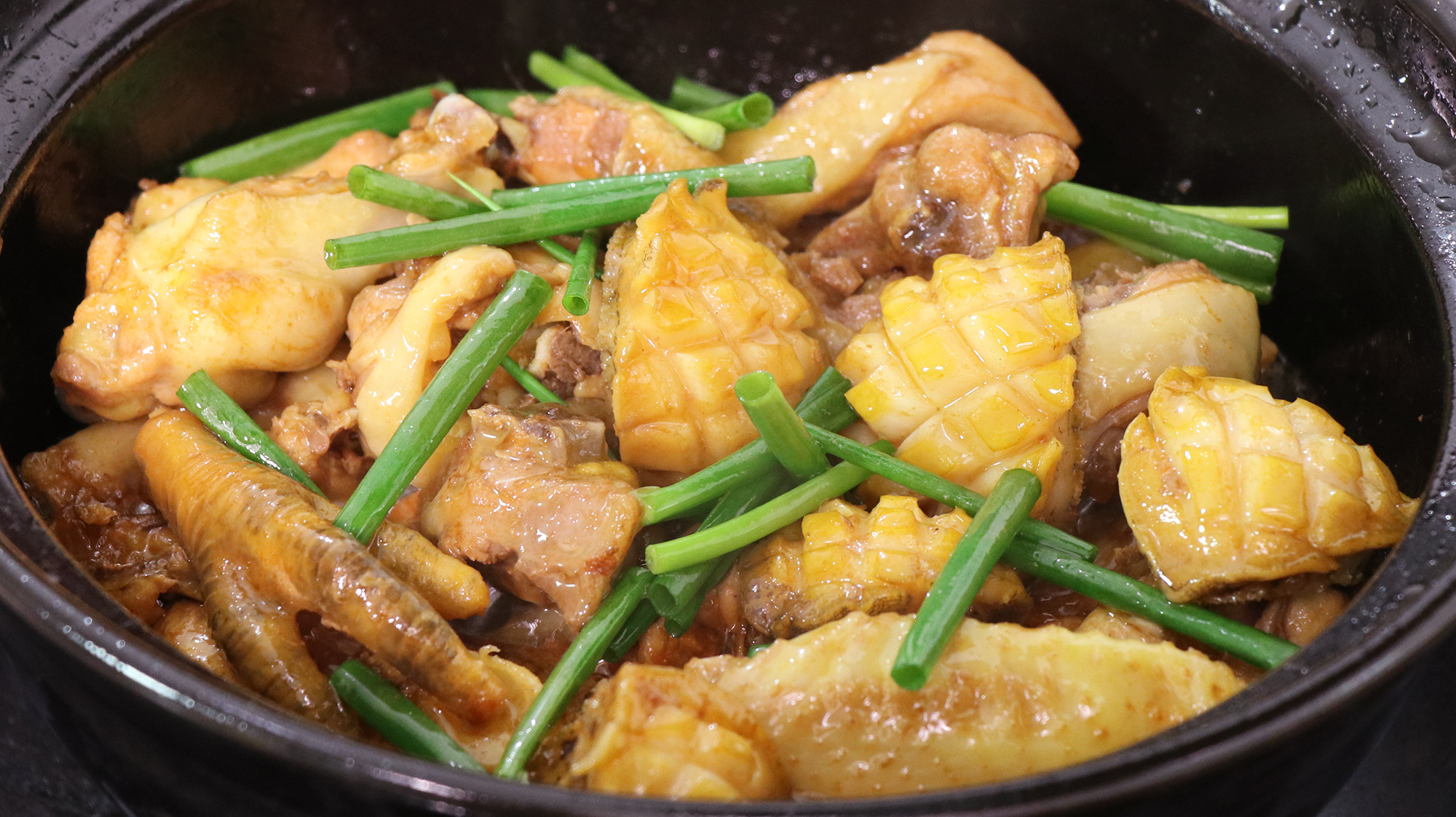 不加一滴水的鲍鱼鸡肉煲,鲜嫩美味,入口唇齿留香,特别解馋