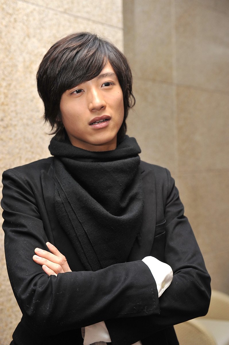 2011年4月2日,北京,娱乐传媒机构艺立方举办新闻发布会.***_***张峻宁