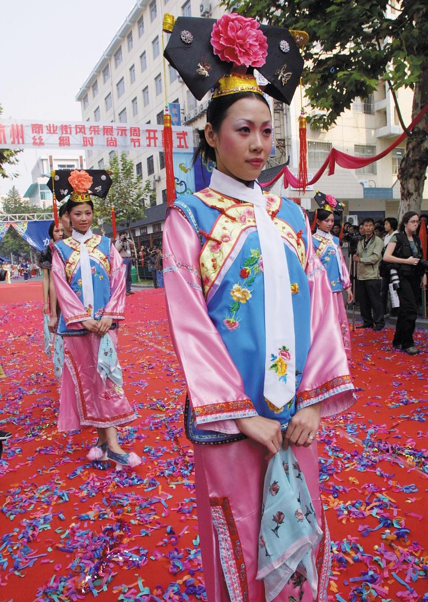 模特们向观众展示传统的丝绸服饰.+++_+++丝绸,杭州丝绸时尚节,