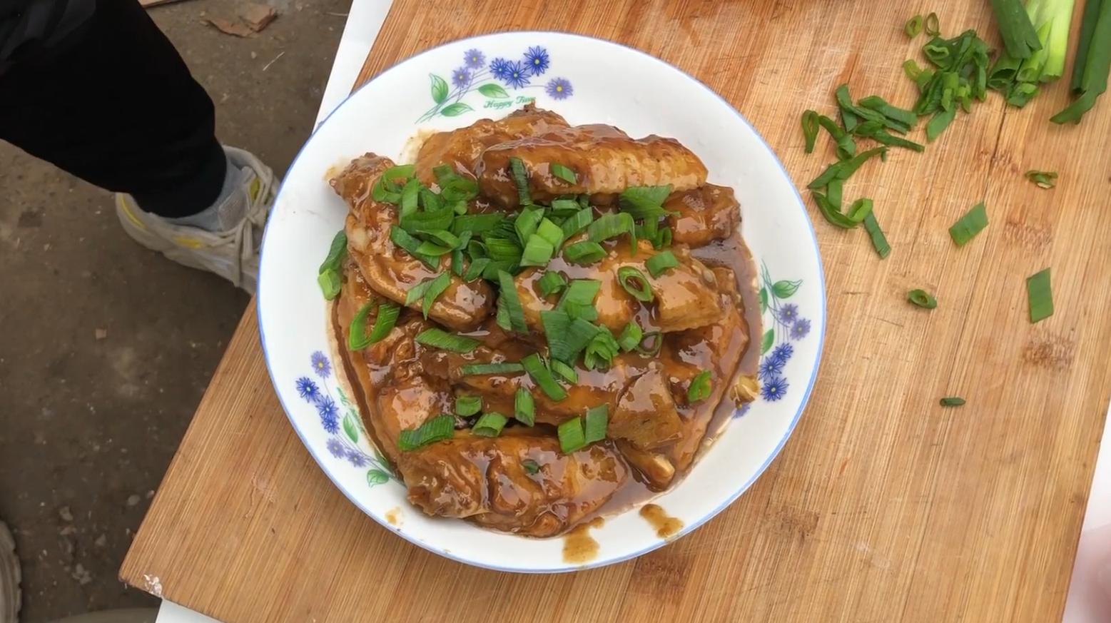 农村小伙这样做红烧鸡翅,能跟可乐鸡翅媲美,味道醇厚做法简单