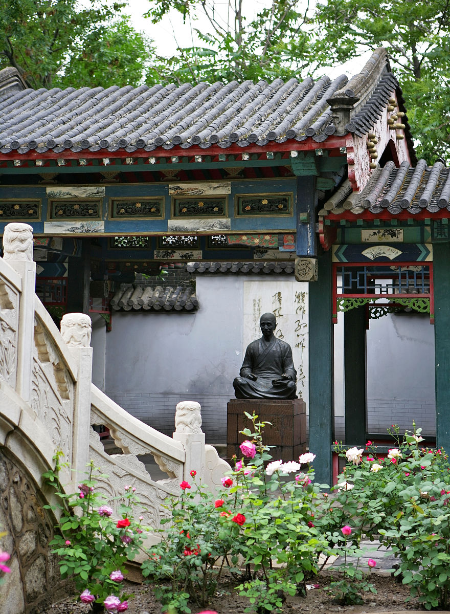 2005年5月17日:天津李叔同故居,大师铜塑像.+++_+++天津,李叔同,弘一