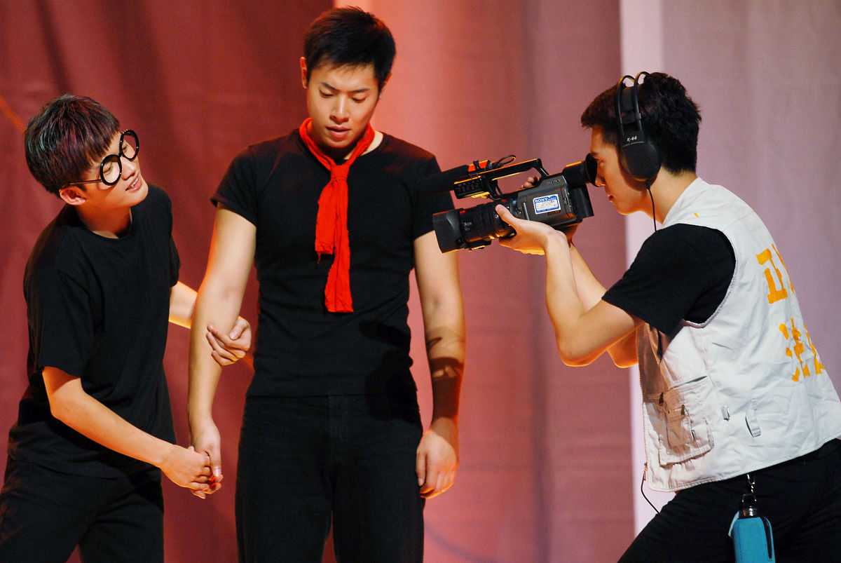 用中文写一个提现周期性失业规律的2000字的话剧剧本