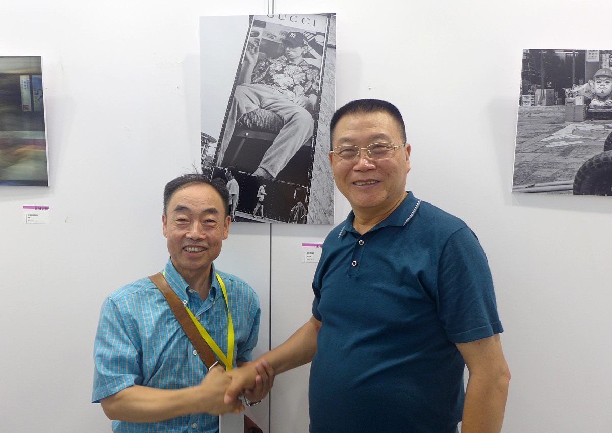 ***_***2018年6月24日,武汉,在展览会上,海南日报报业集团原总编辑助