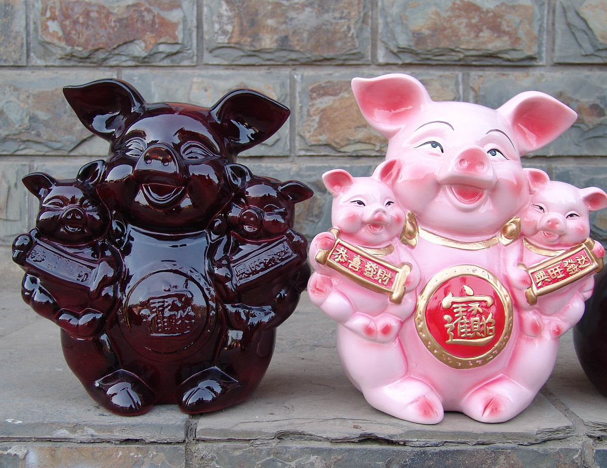 生肖猪: 吉祥的象征，代表着财富、幸福和繁荣