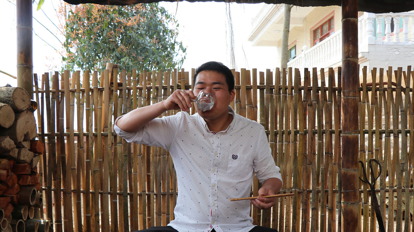 一盘野生河虾,一把野生韭菜,一杯酒,小伙一个人在家:又喝上了