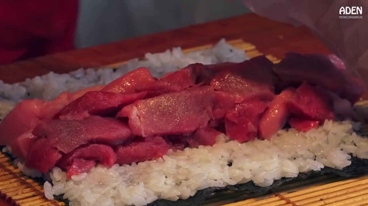 日本街头标志美食,金枪鱼寿司,鱼肉份量感人