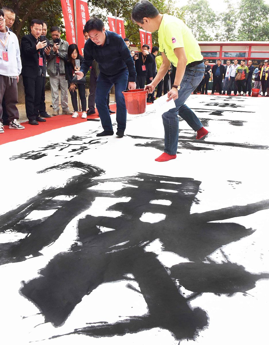 2019年12月14日,广东东莞,14米书法长卷在观音山诞生,来自河南省南阳