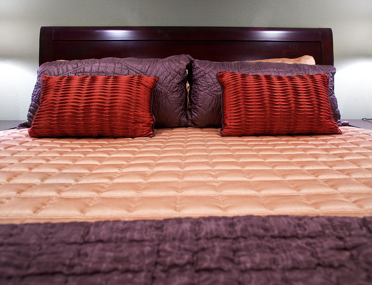 为什么皮床头的味道散不掉