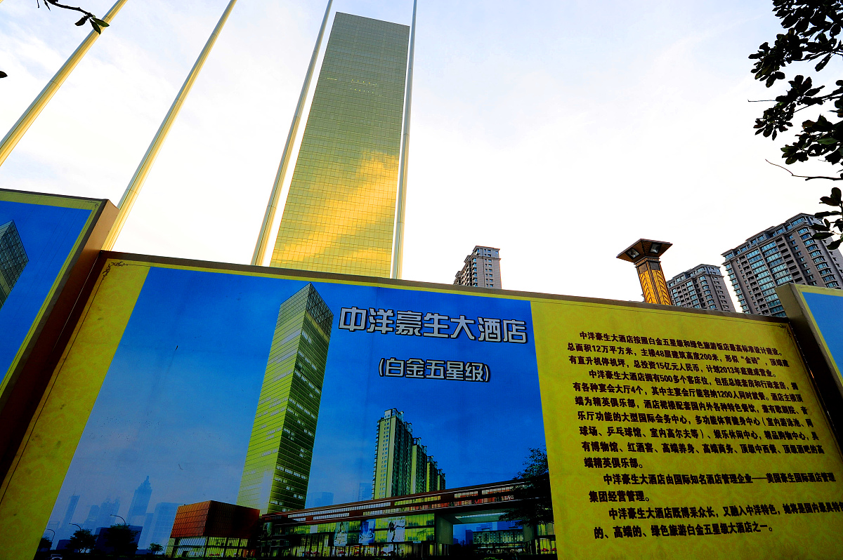2013年10月18日,江苏南通市海安县,***_***酒店外的宣传广告定位为白