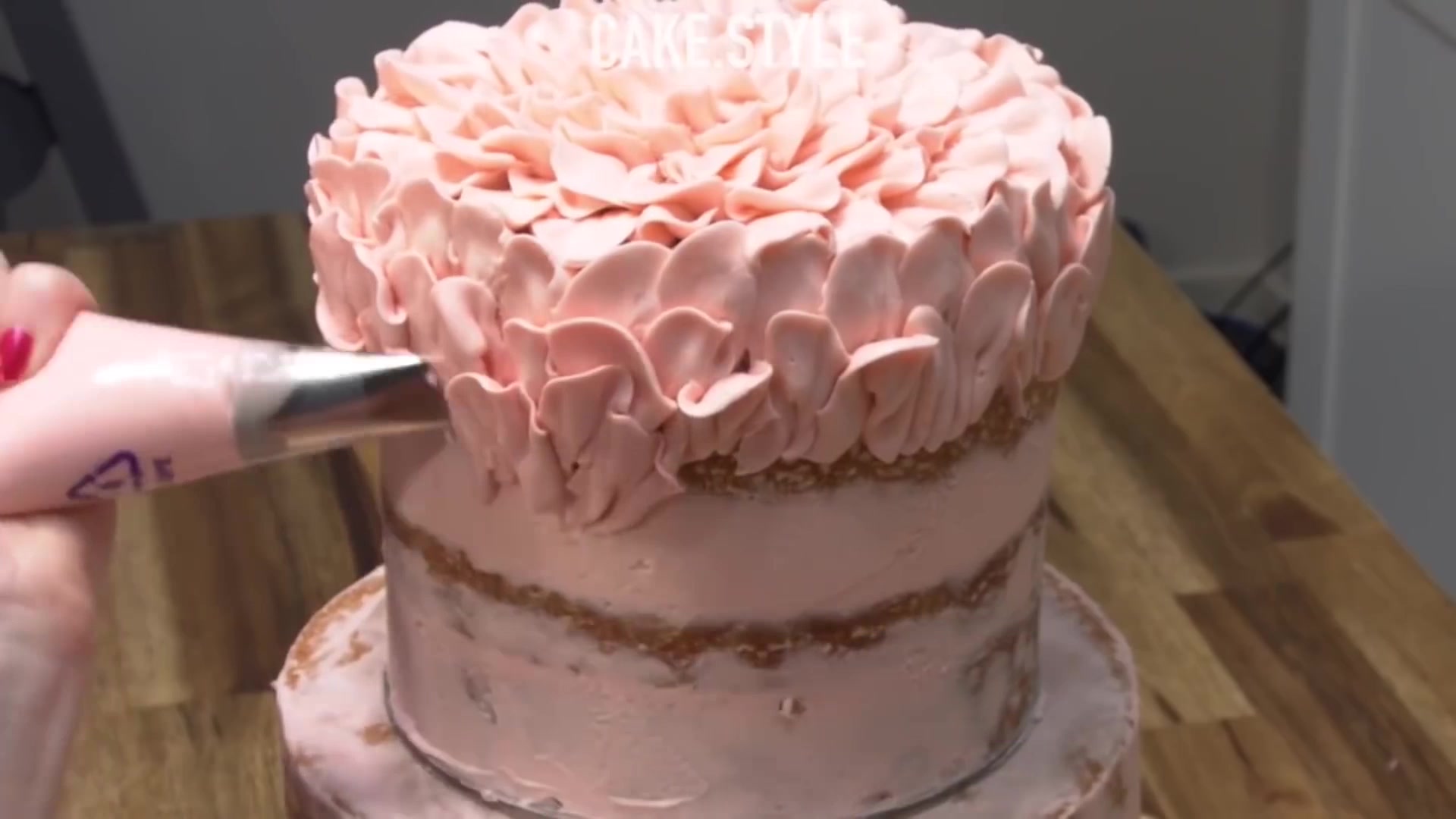 美女蛋糕师精心制作的结婚蛋糕,手法娴熟,手艺真是太精湛了