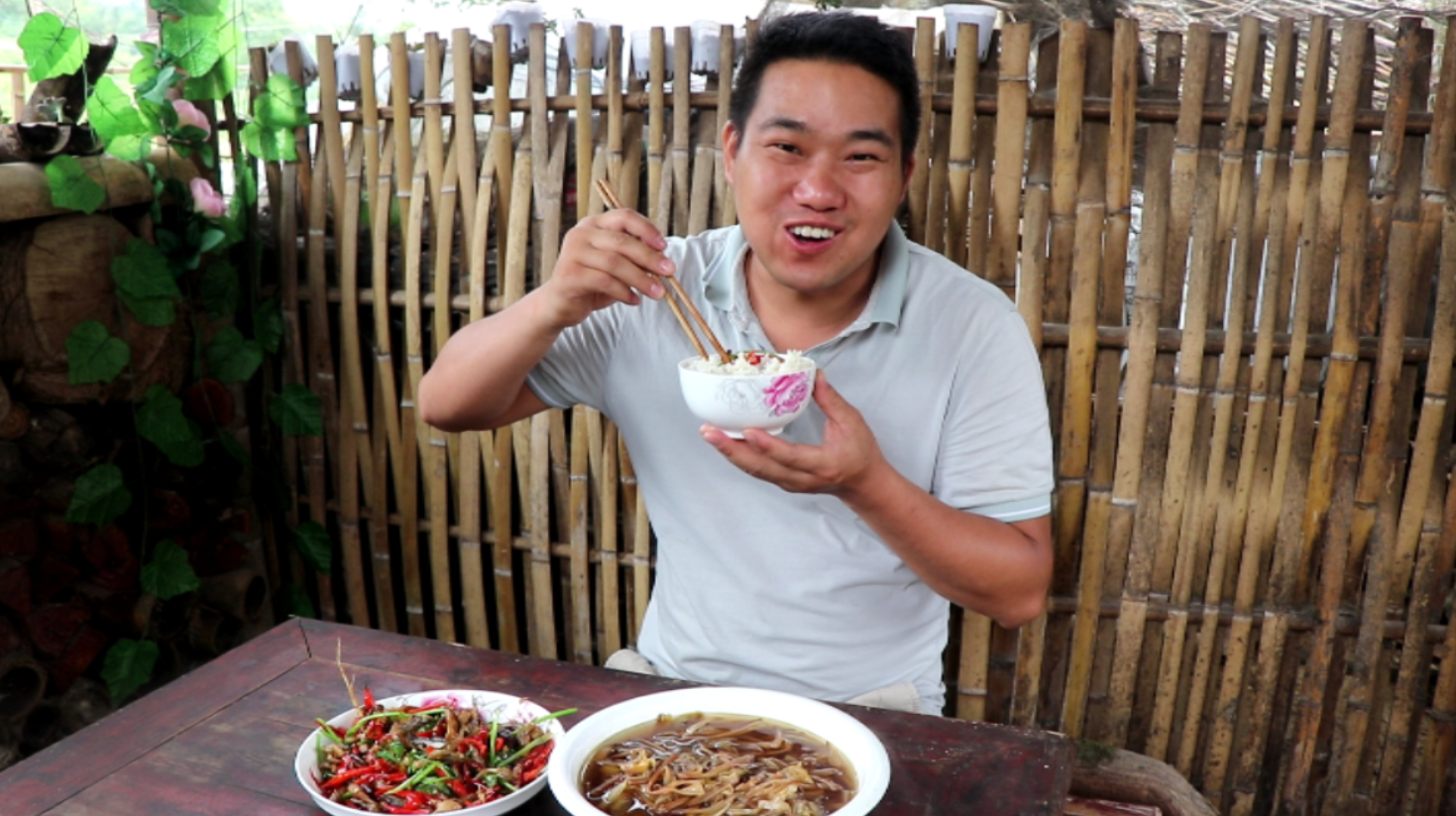 一把纯野生小鱼干,一碗黄花菜,小农乡这一餐饭,不花钱却很丰盛