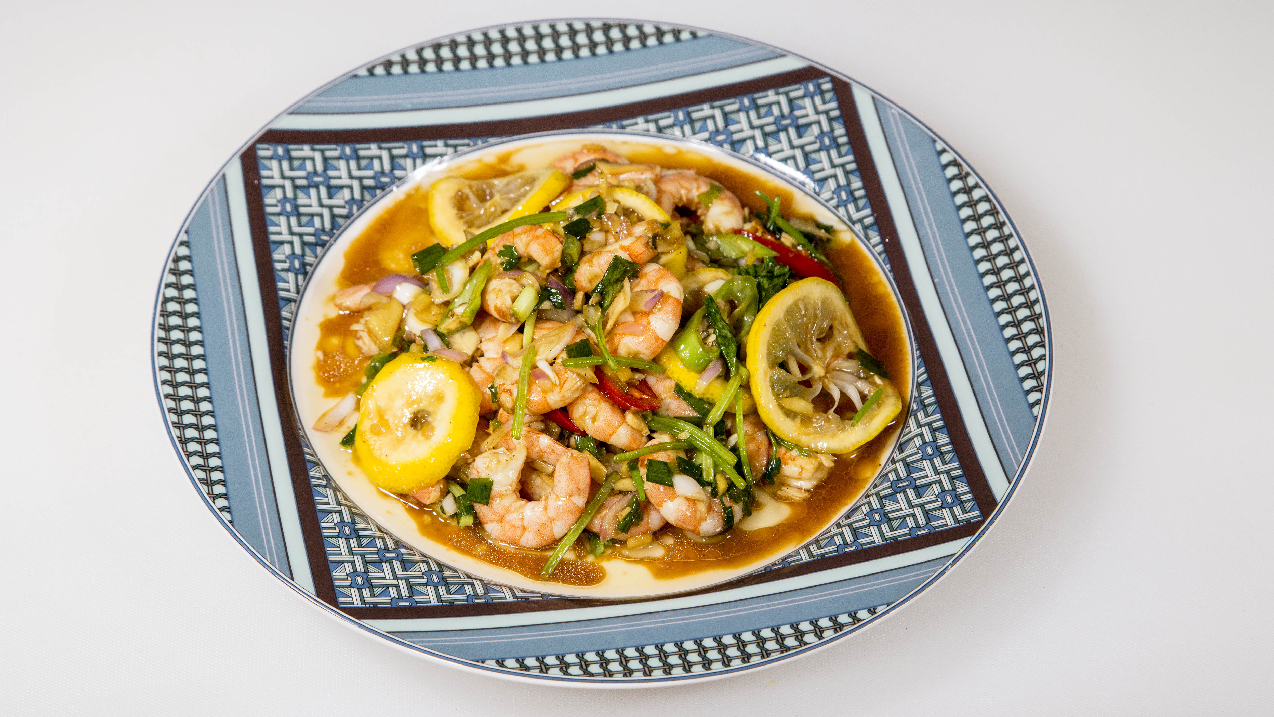 夏天开胃海鲜凉拌柠檬虾,鲜甜酸爽做法简单家常,适合家庭聚餐做