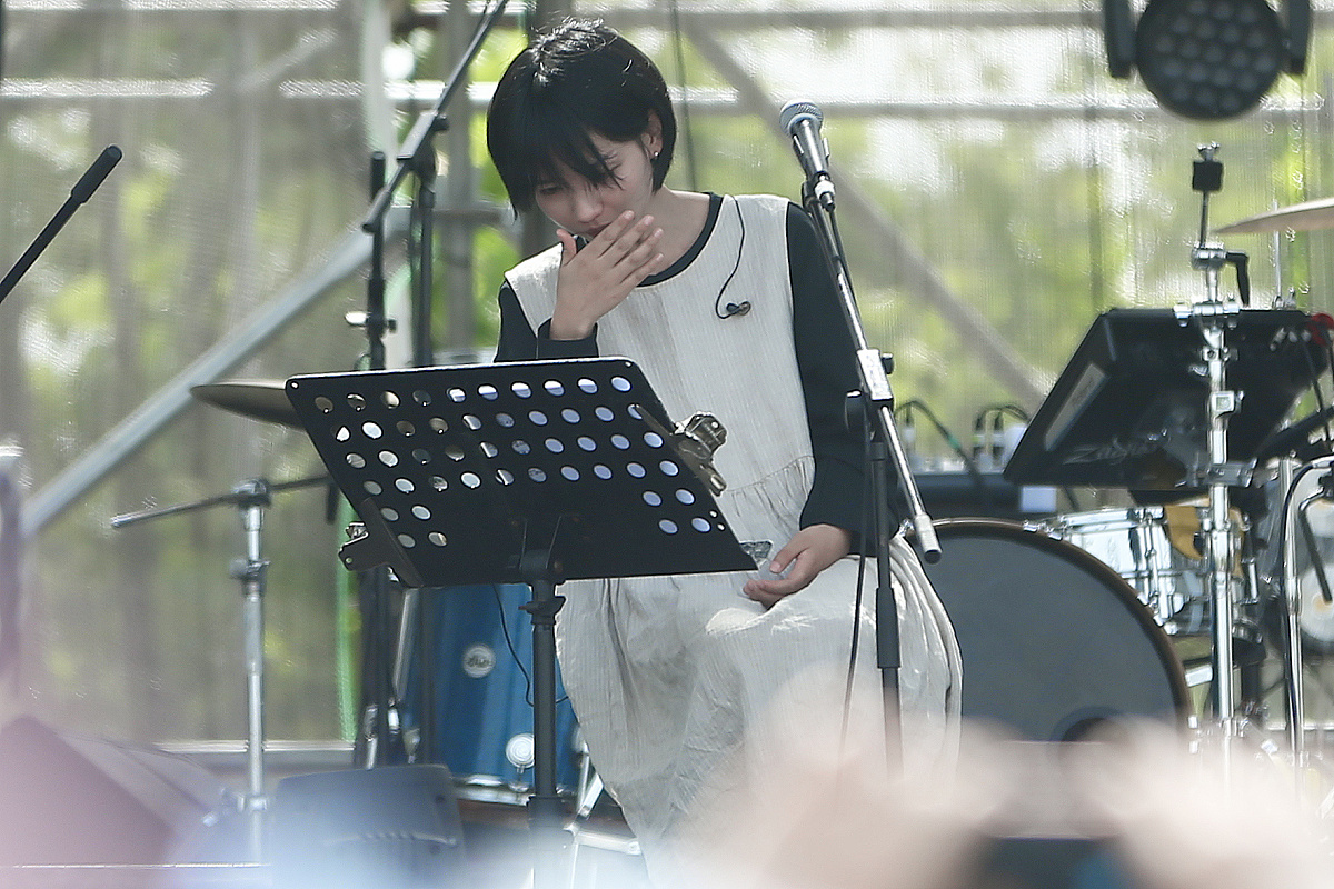 伤感民谣《去看海》：关于思念与失落的歌曲