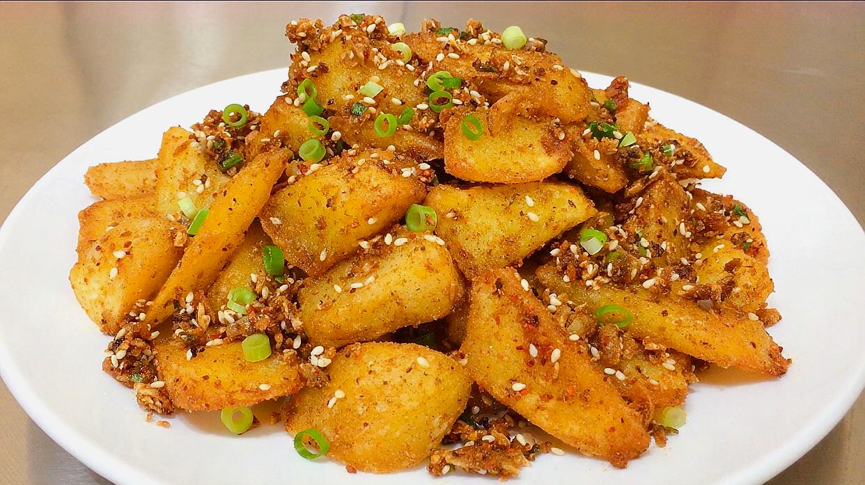 蒜香孜然土豆怎么做?大厨教你一招,好吃简单,一口一个吃不停