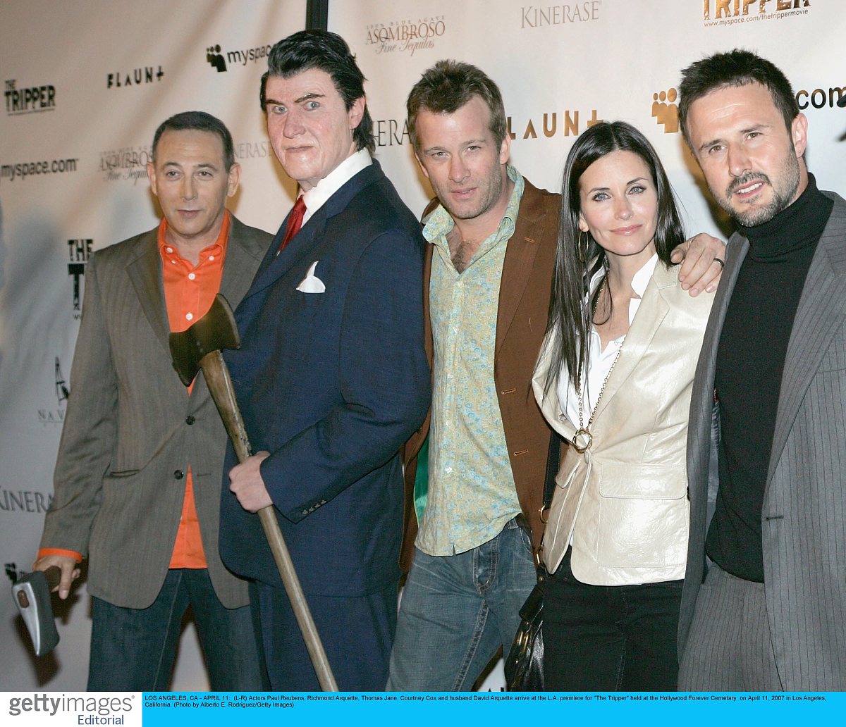 《飞行家》电影简介：传奇飞行家霍华德·休斯的一生