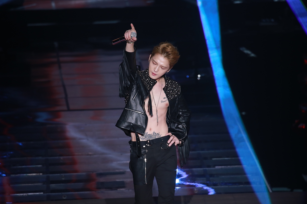 金在中唱歌为什么喜欢前俯后仰的回答加拓展