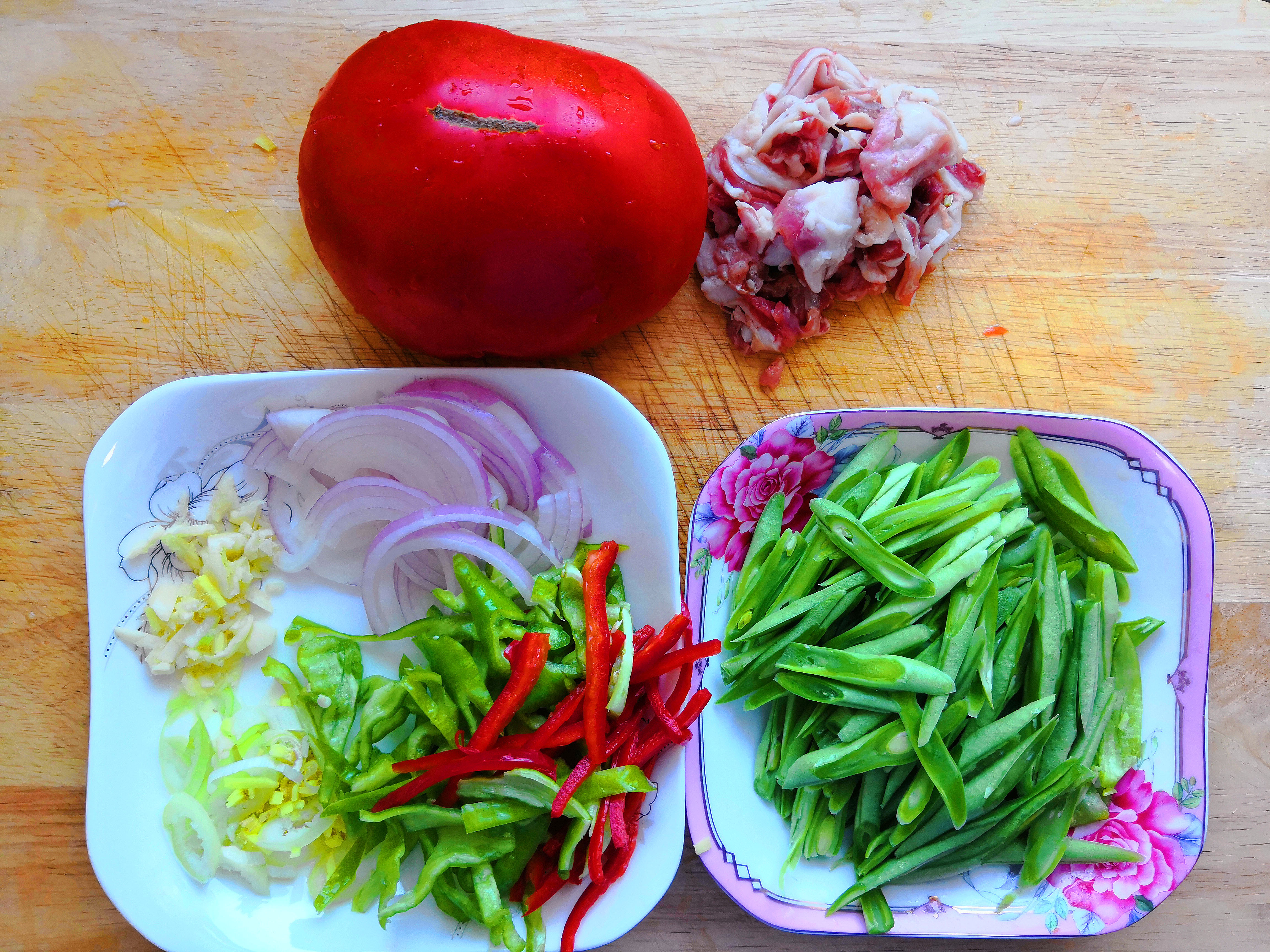 新疆小伙教你豆角肉拌面,一盘拌面一盘豆角肉,做法简单又好吃