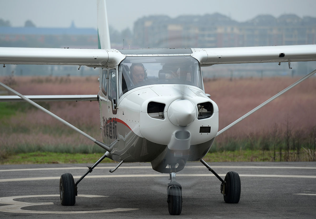 成都飞行员报考年龄限制：详细解析与报考条件