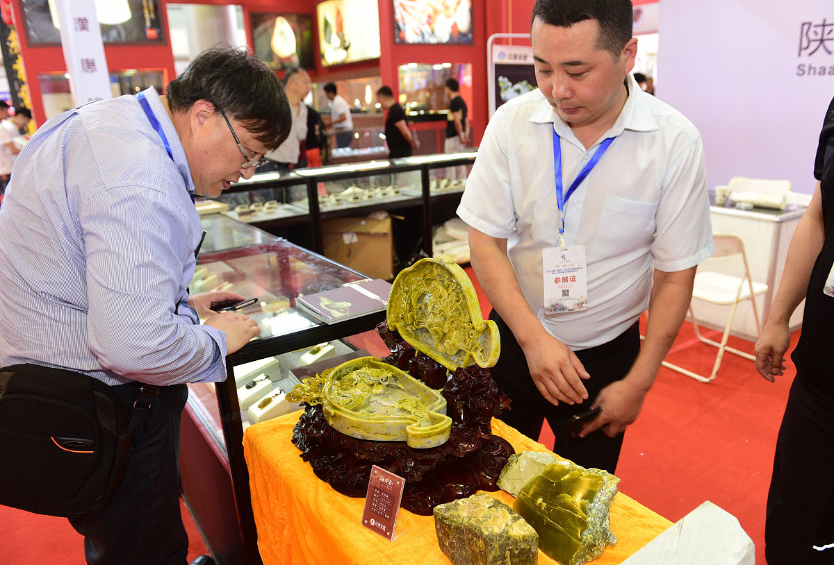 2018年6月15日,江苏扬州,展会上市民观看展览,玉器,漆器,瓷器等展品吸