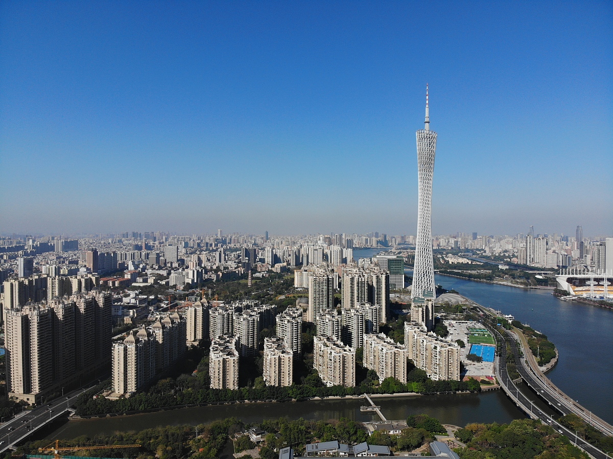 ***_***2018年3月9日,广州,航拍地标广州塔及沿江小火车.