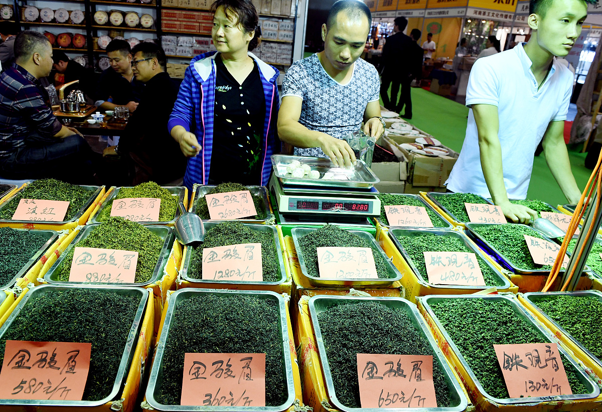 ***_***2016年10月13日,郑州,郑交会上,一企业正在销售各种茶叶.