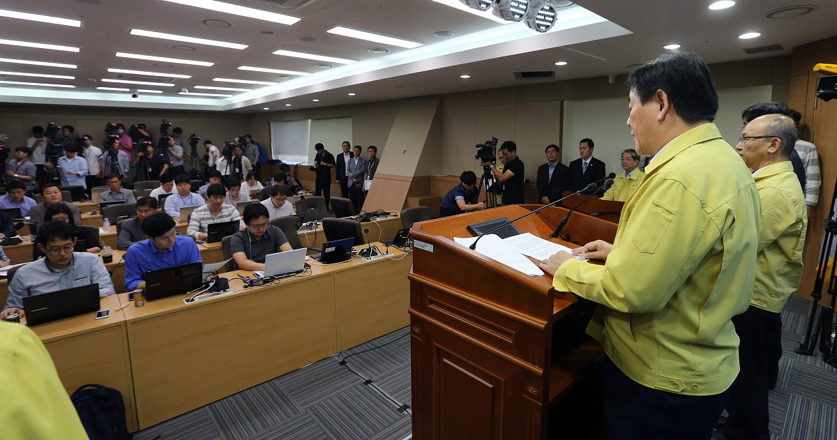 当地时间2015年6月7日,韩国世宗,代理国务总理职务的韩国副总理兼企划