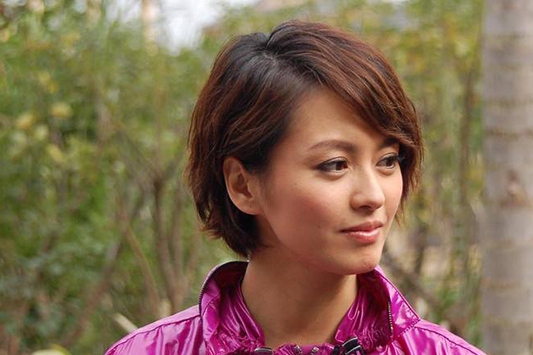 【梁咏琪带女儿参加亲子活动  Sofia变身小小店员萌翻网友】6月29号,梁咏琪在个人社交