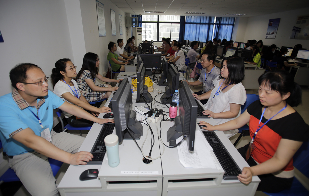 2014年6月25日,武汉,记者来到位于汉口一学校的中考语文阅卷点,零距离