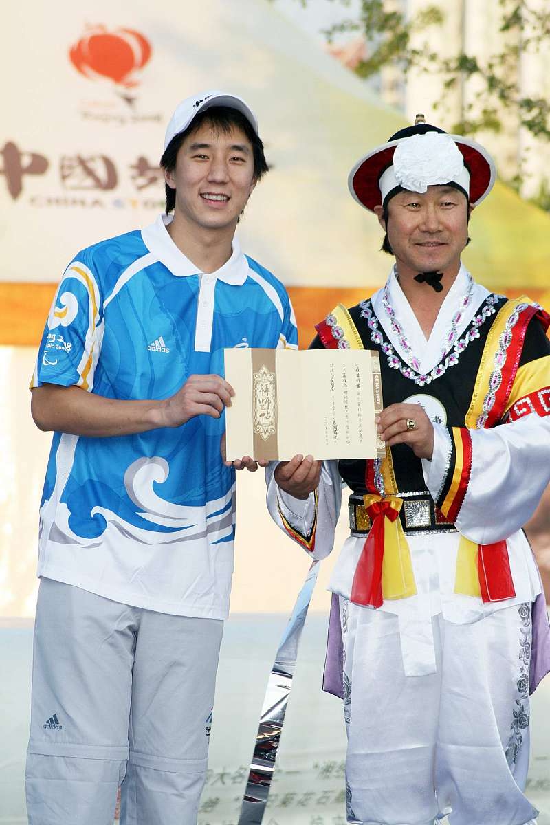 2008年9月5日,北京,"中国故事"主题文化活动发布会.房祖名和自己的老