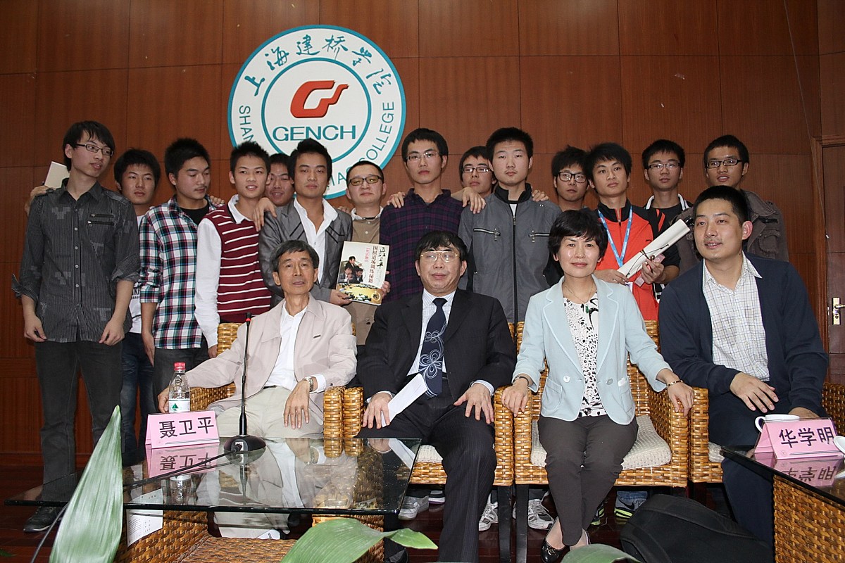 蒋建清同志在南京信息工程大学任职期间学校综合实力进入百强行列。在南京林业大学担任书记期间学校也挺进全国百强。两所地方高校这一现象发生在同一个人担任校长书记期间这还是不多见的。这样的成绩是全校师生共同的结果是多种因素交织叠加使然当然亦离不开作为学校主要领导的蒋建清同志辛勤耕耘与智慧谋划。请将这一段话完善要逻辑清晰即可。